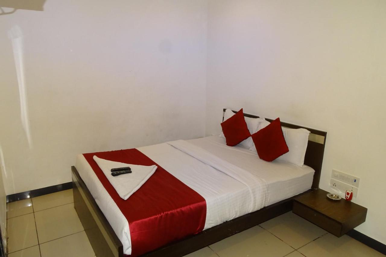Hotel Sunshine Airport Мумбаи Экстерьер фото